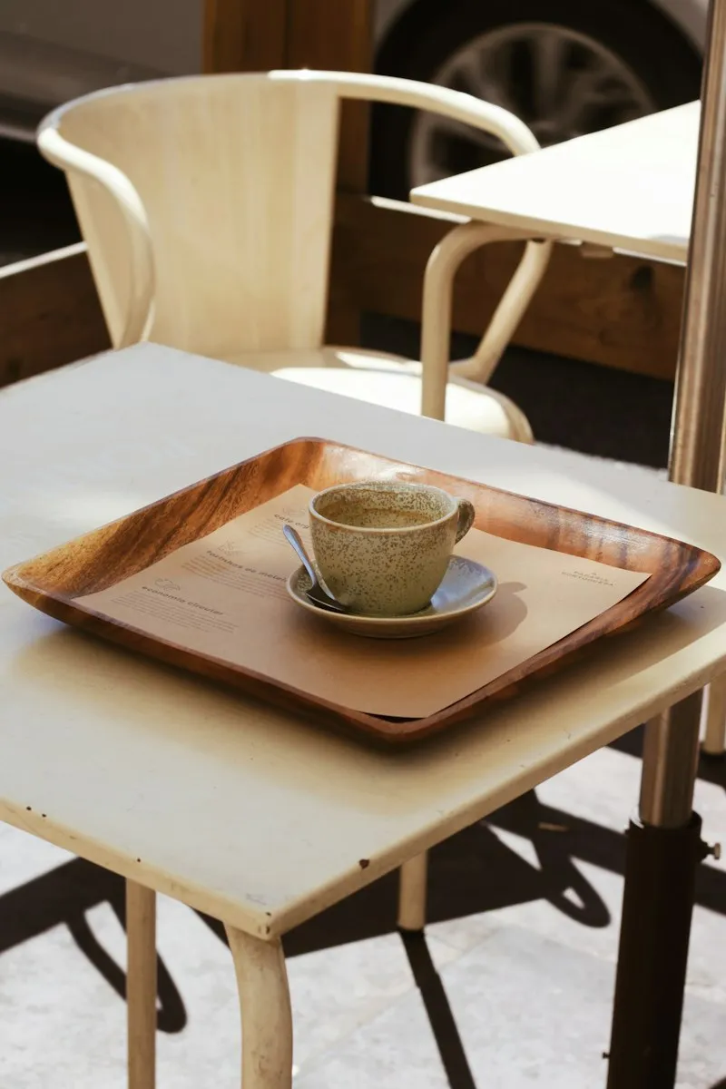 Un café sur une table au soleil à Lisbonne